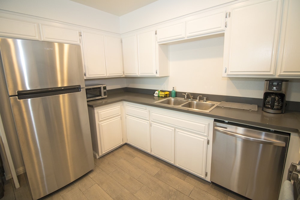 Family Room, 2 Bedrooms, Kitchen - Photo 5