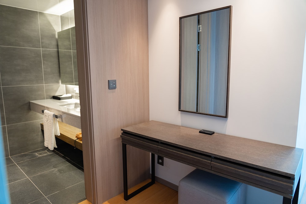 Suite, Multiple Beds, Non Smoking, Corner (Corner Suite) - Photo 3