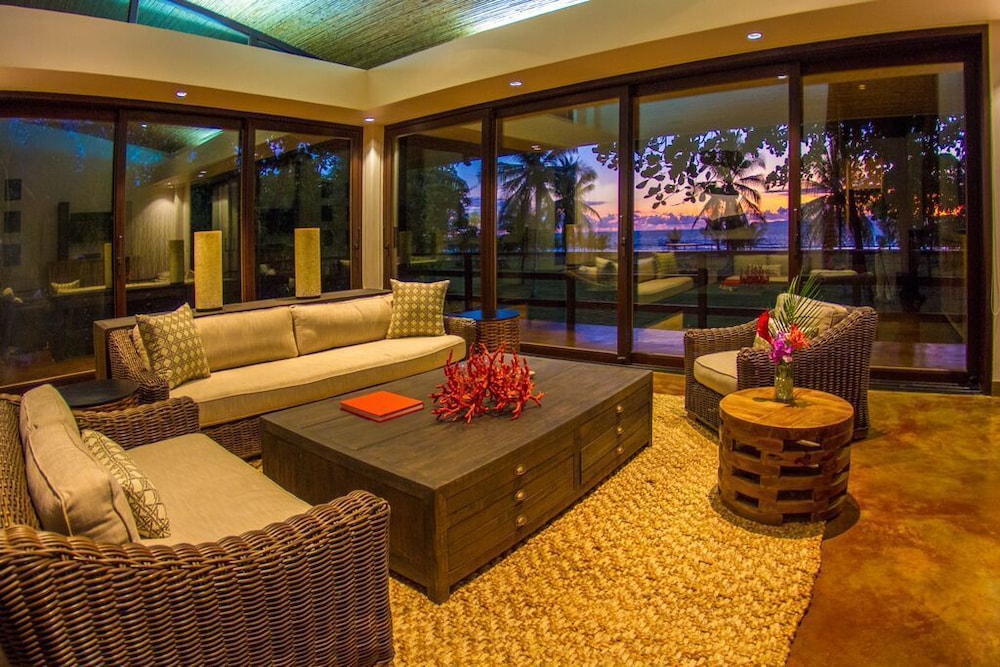 Deluxe Suite, 1 King Bed, Ocean View photo 2