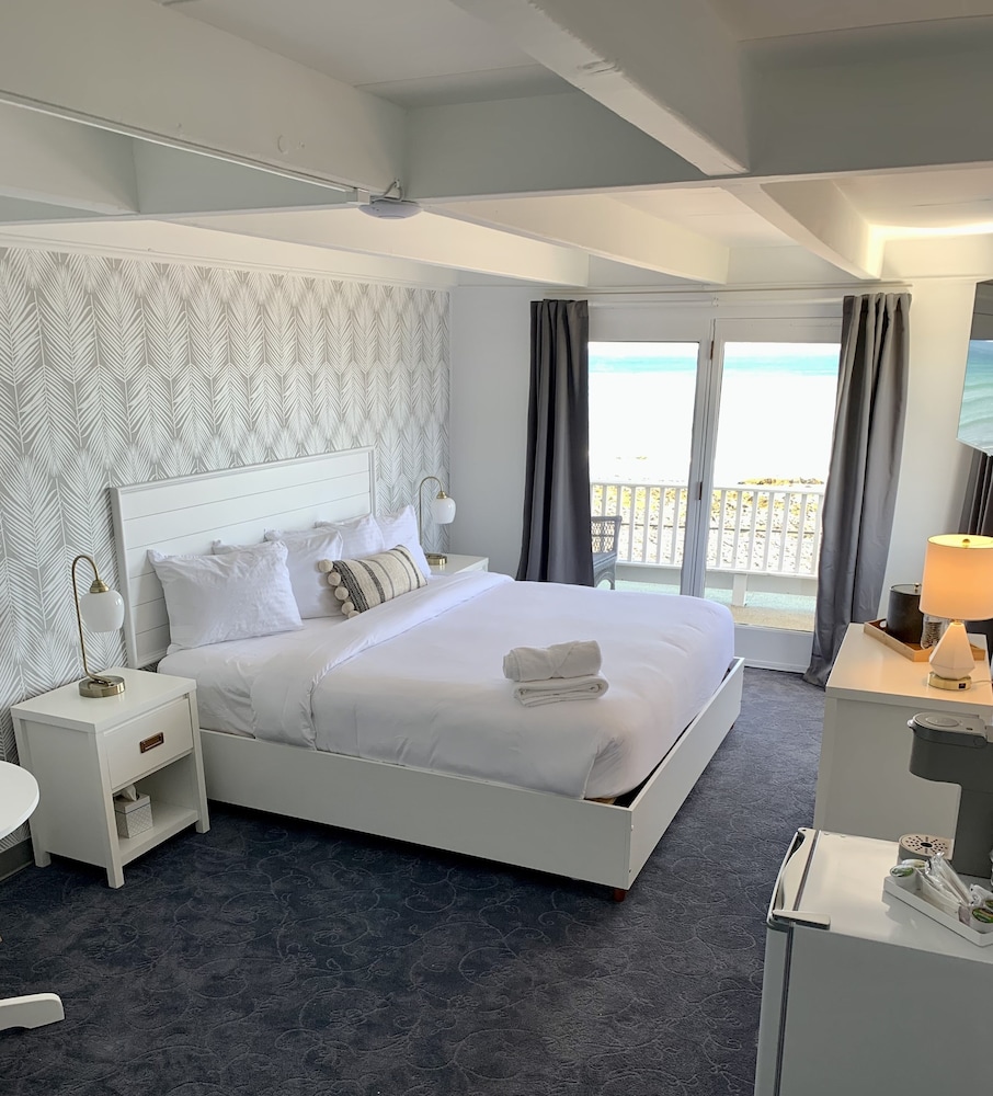Deluxe Room, 1 King Bed, Balcony, Full Unobstructed Ocean View photo 1