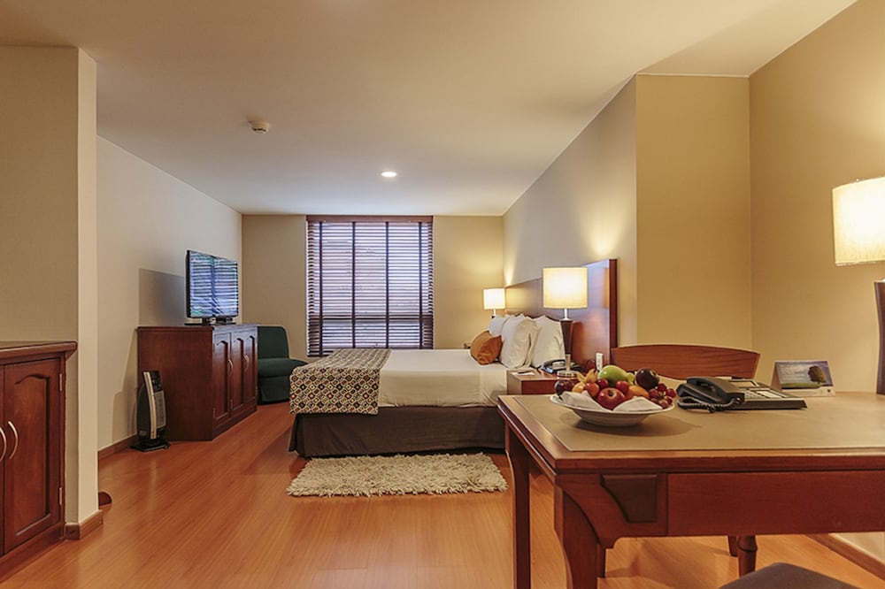 Deluxe Room, 1 King Bed photo 3