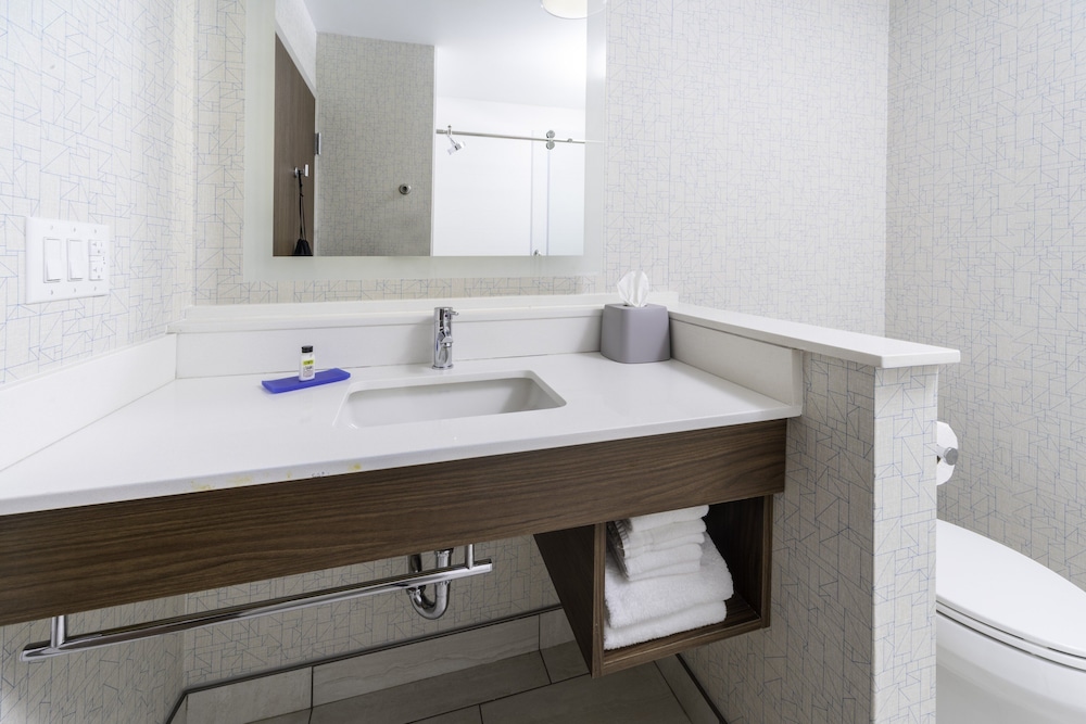 Standard Room, 2 Queen Beds, Accessible Bathtub (Mobility) - Photo 3