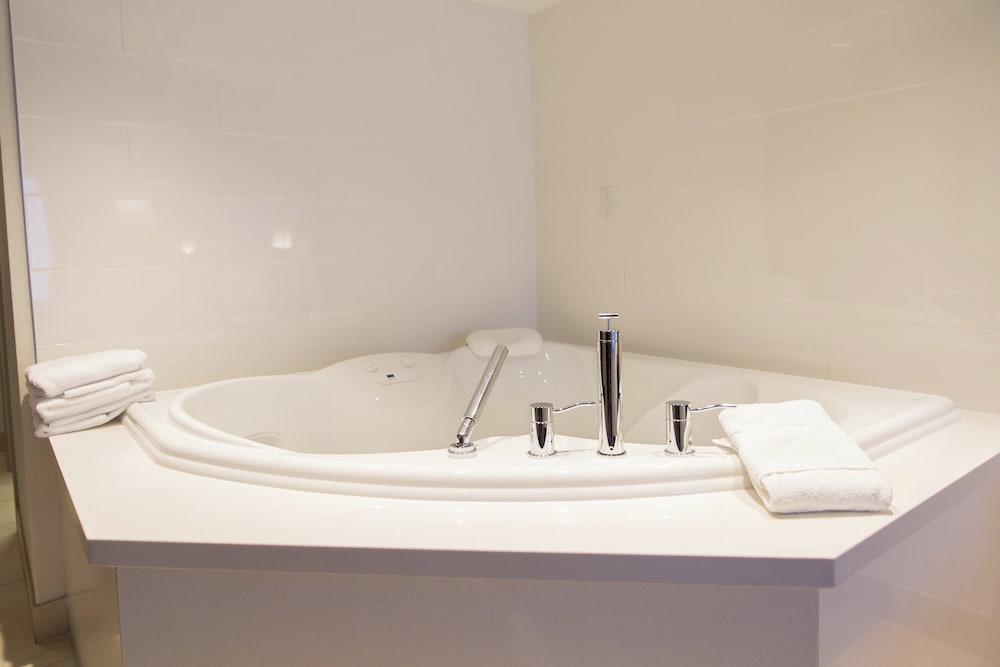 Standard Room, 1 King Bed with Sofa bed, Jetted Tub - Photo 4