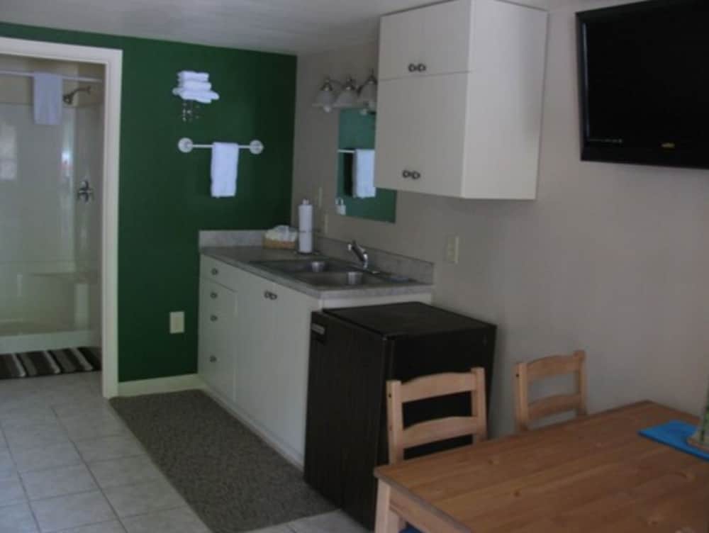 Suite, Ensuite (2 Twin, 1 Queen room) photo 3