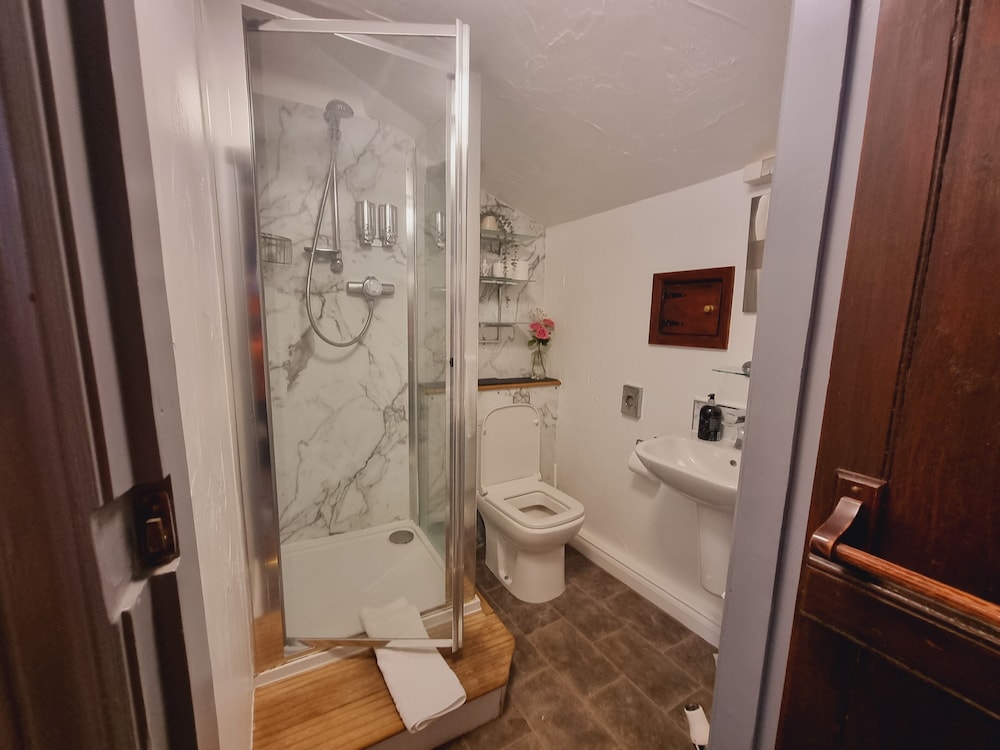 Double Room (Four Poster Bed, Room 3) photo 2