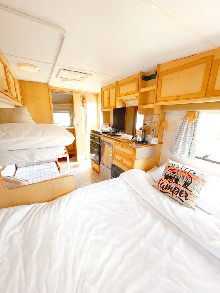 Campervan for 2 adults and 2 children - Photo 20