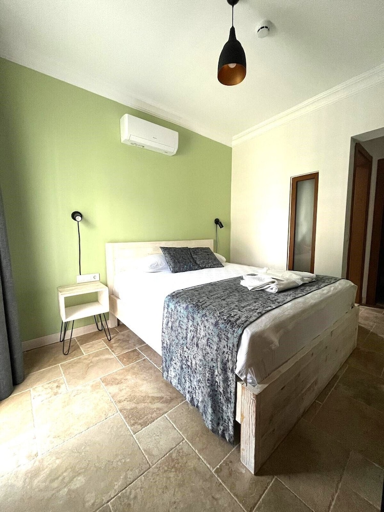 Standard Room with One Large Bed, No Balcony photo 2