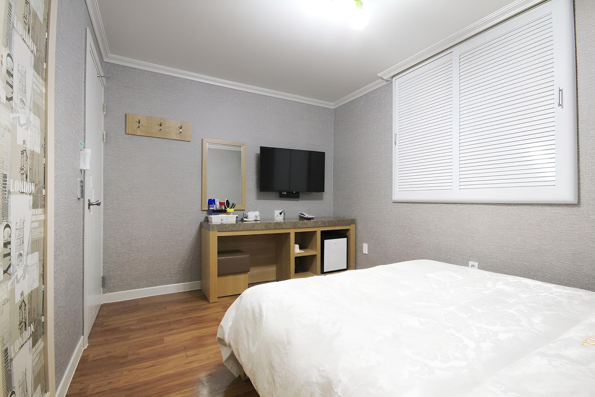 Room (Standard Room) - Photo 2