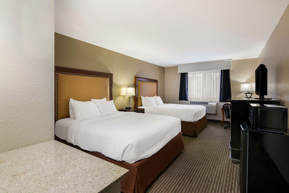 Standard Room, 2 Queen Beds, Refrigerator & Microwave, Poolside - Photo 1