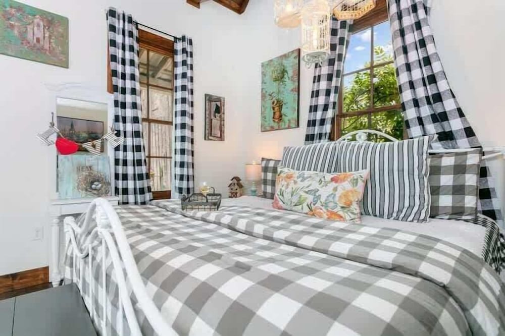House, 1 King Bed, Pool Access, Pool View (605 W Schubert)