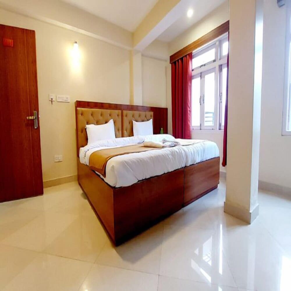 Classic Double Room, 1 King Bed, Private Bathroom, Mountain View photo 2