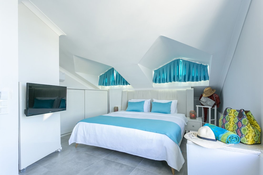 Roof Room - Photo 11