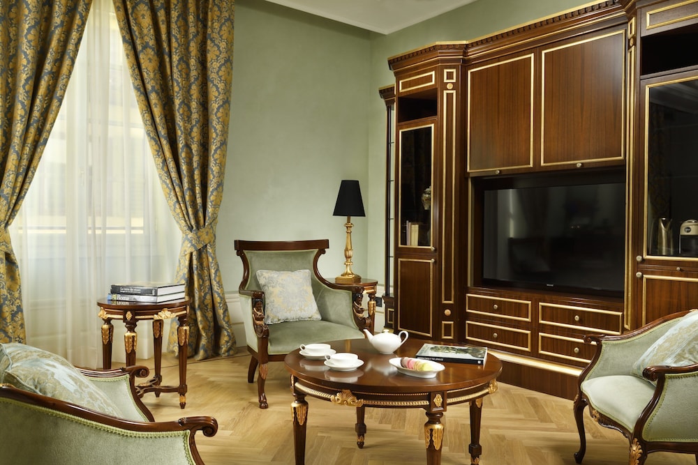 Junior Suite, 1 King Bed, Non Smoking photo 3