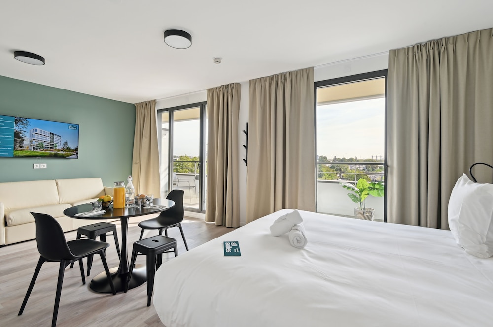 Executive suite, 1 double bed and 1 sofa bed, balcony photo 3
