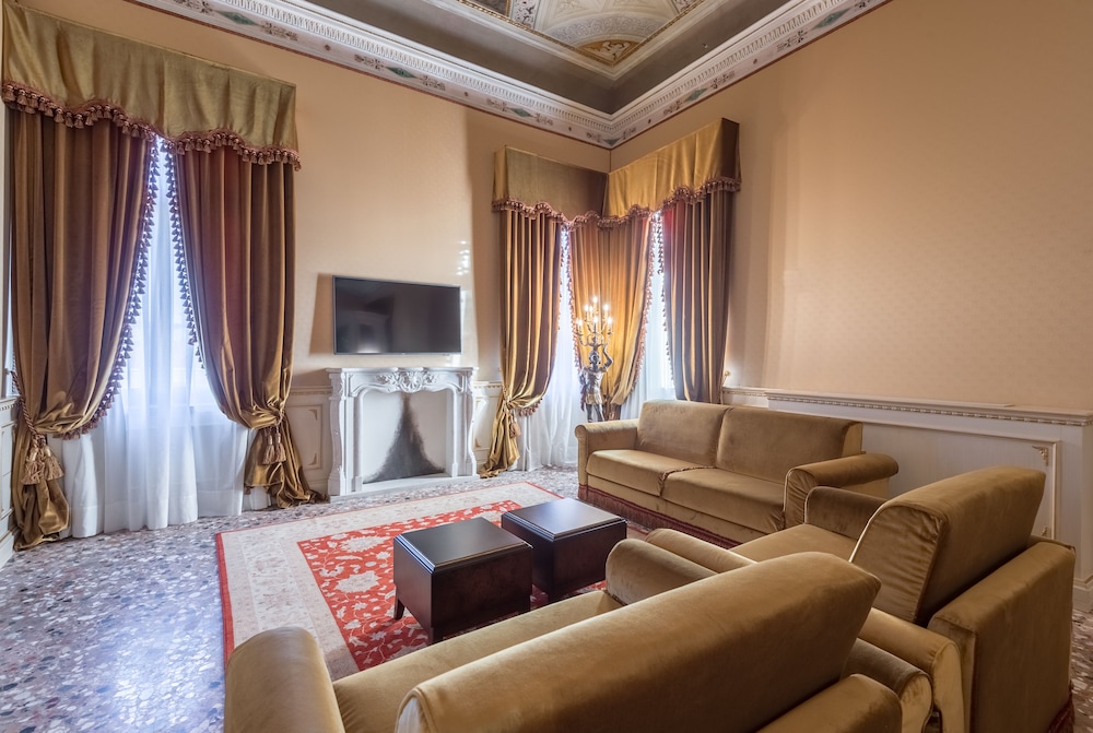 Family Room - Photo 6