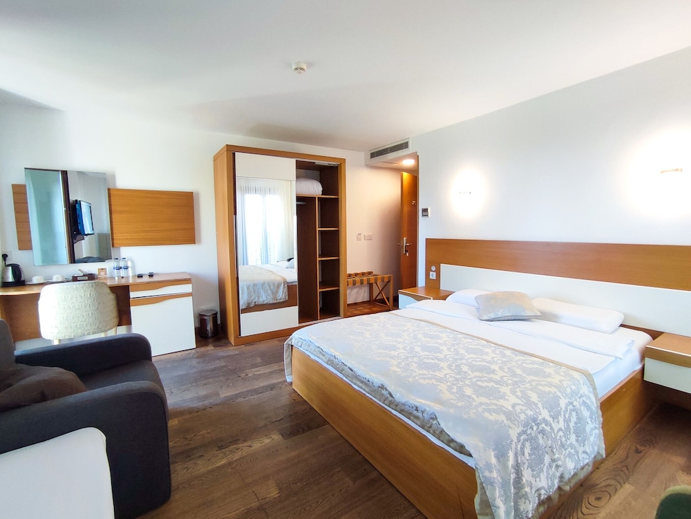 Family Triple Room, Partial Sea View photo 2