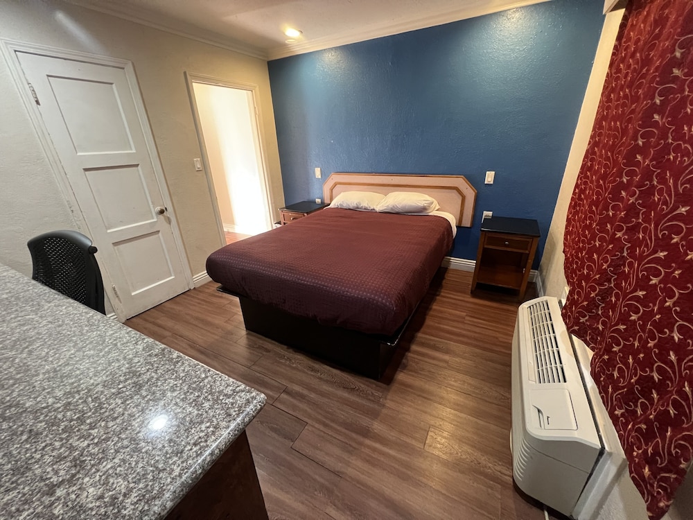 Deluxe Room, 1 Queen Bed, Smoking photo 1