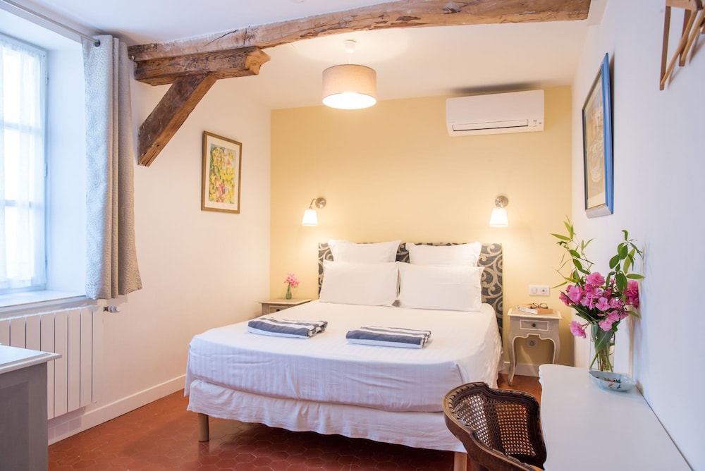 Standard Double Room, Ensuite, Garden View (Chambre Citron) photo 1