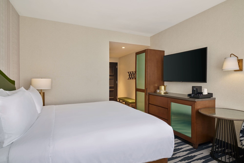 Deluxe Room, 1 King Bed - Photo 3