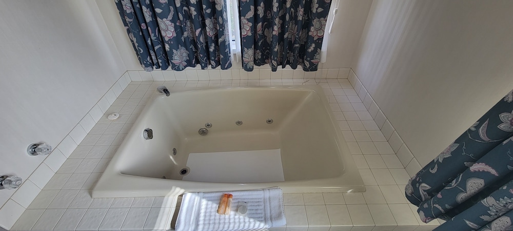 Deluxe Room, 1 Queen Bed, Jetted Tub photo 2