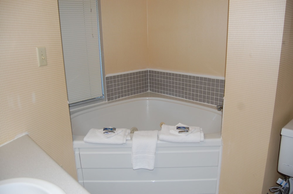 Suite, 2 Queen Beds, Fireplace - Photo 15