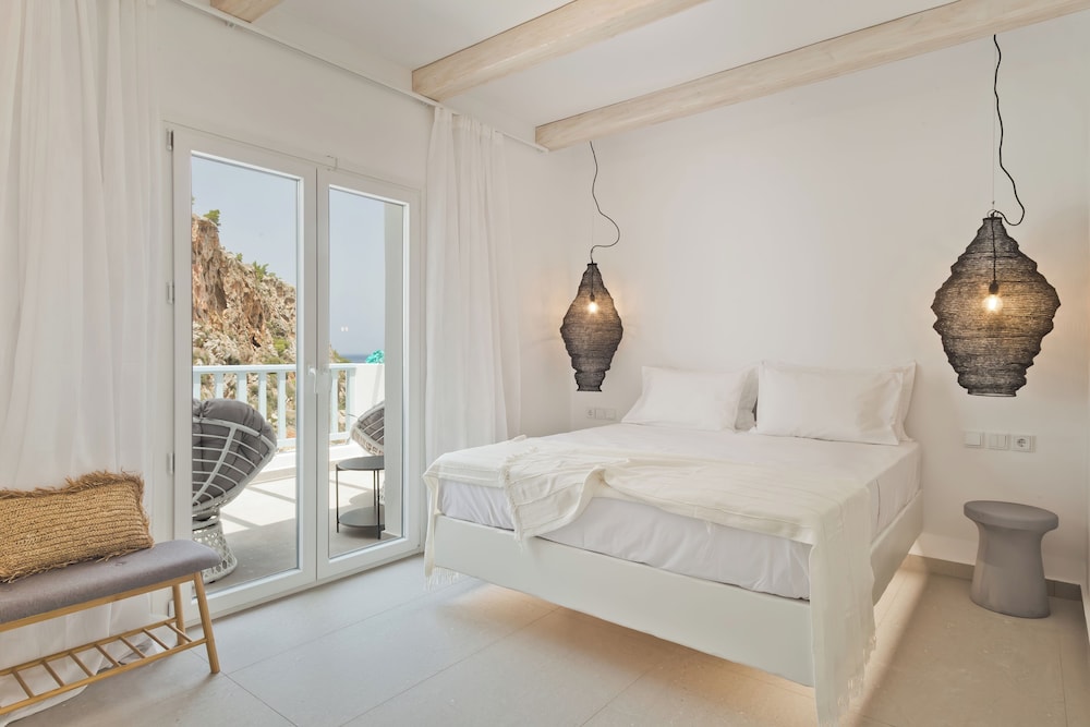 Deluxe Suite with Sea View and Private Pool photo 1