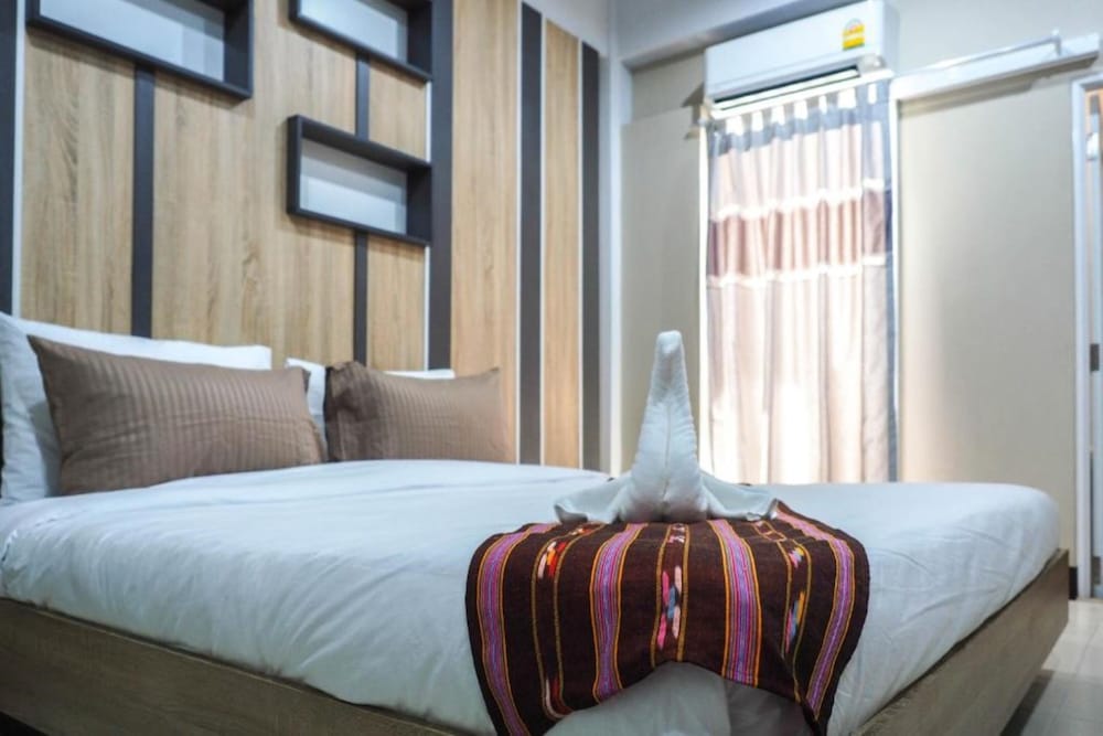 Deluxe Room, 1 King Bed - Photo 2