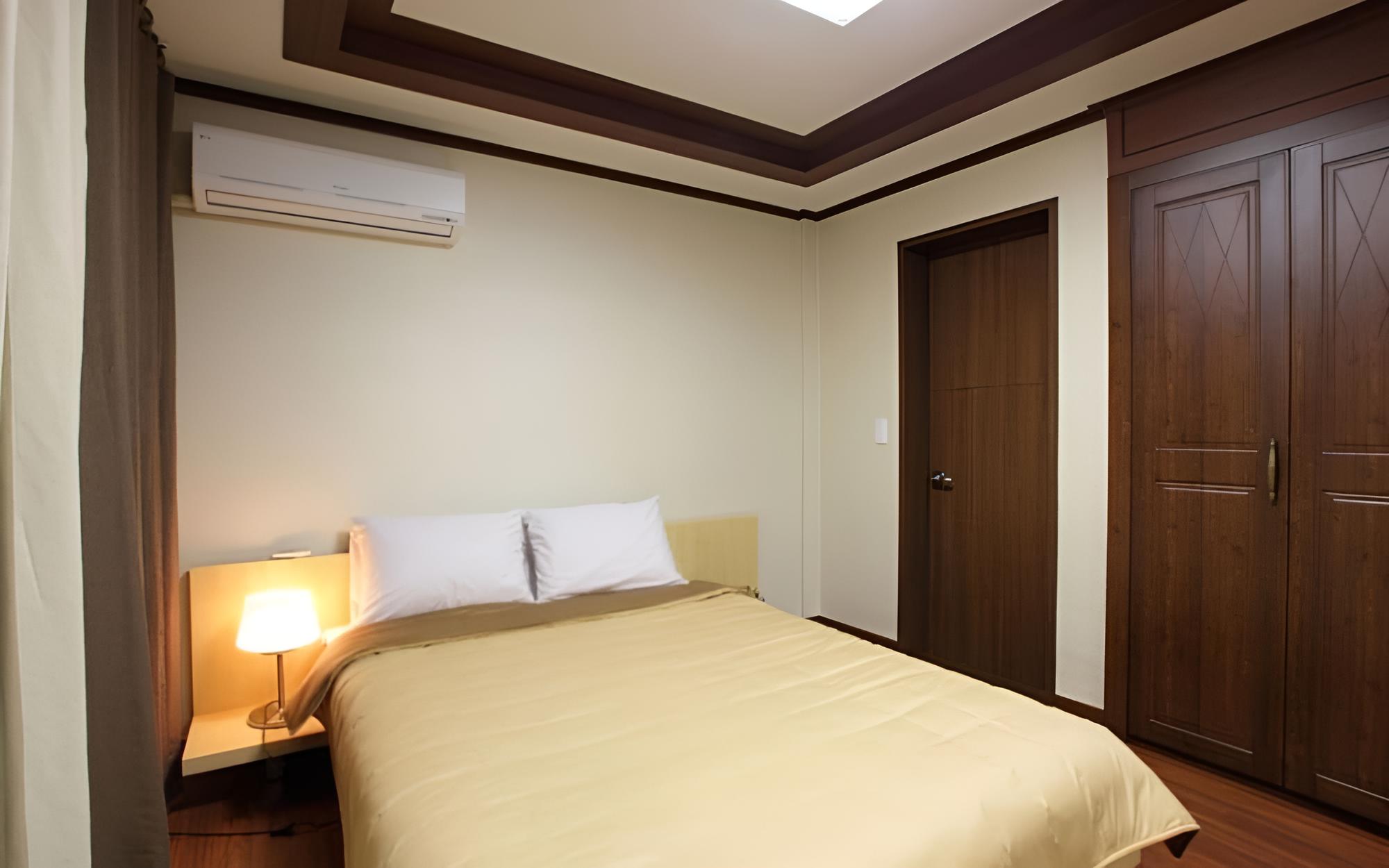 Room (One)