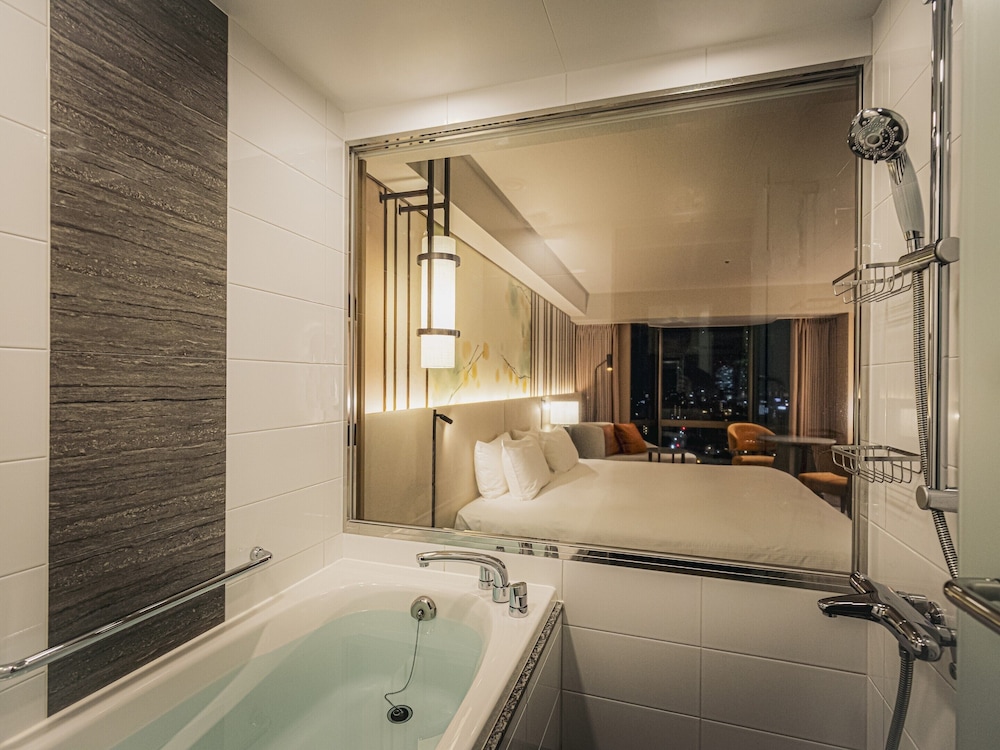 Executive Deluxe King with View Bath and Skytree Side with 1Extra Bed (3 adults), Non Smoking