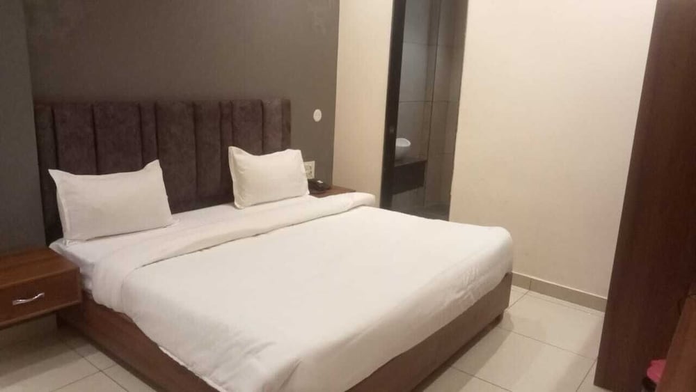 Standard Double Room - Photo 8