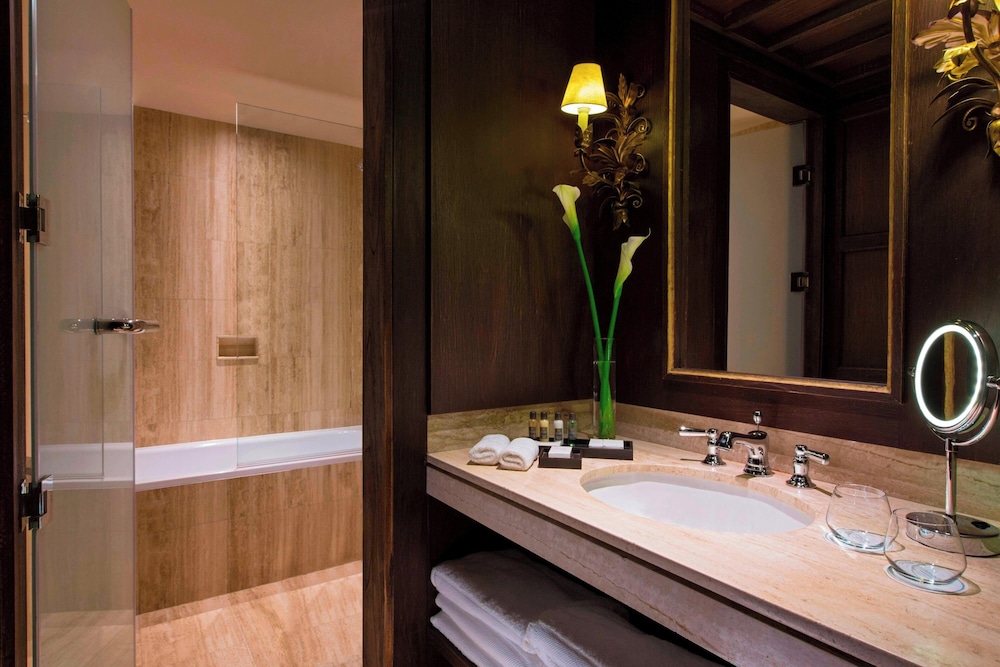 Deluxe Room, Multiple Beds - Photo 6