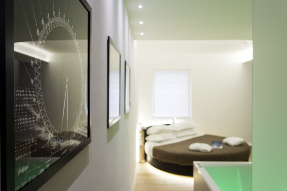 Round Suite with Hot Tub - Photo 2