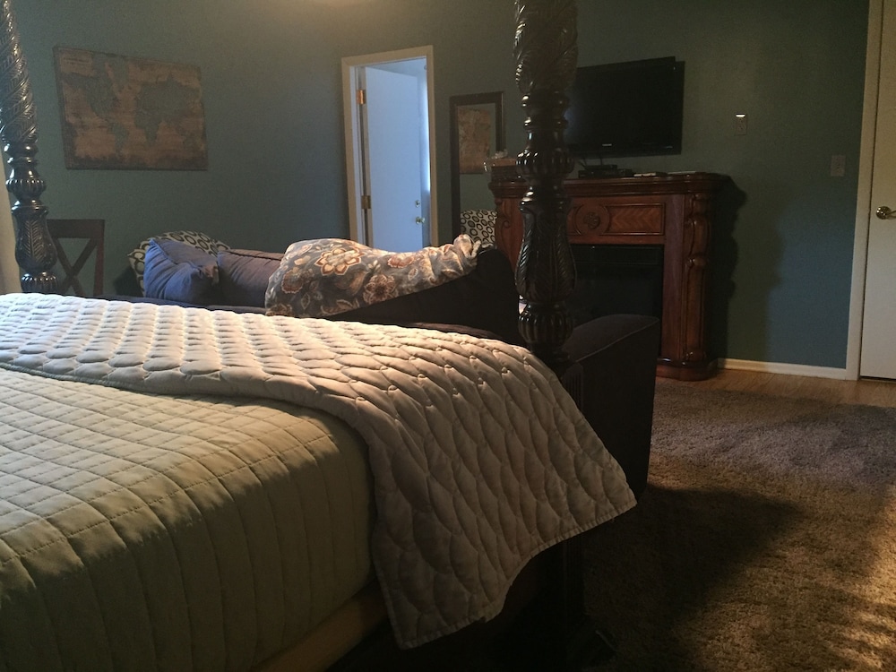 Deluxe Suite, 1 King Bed, Non Smoking photo 2