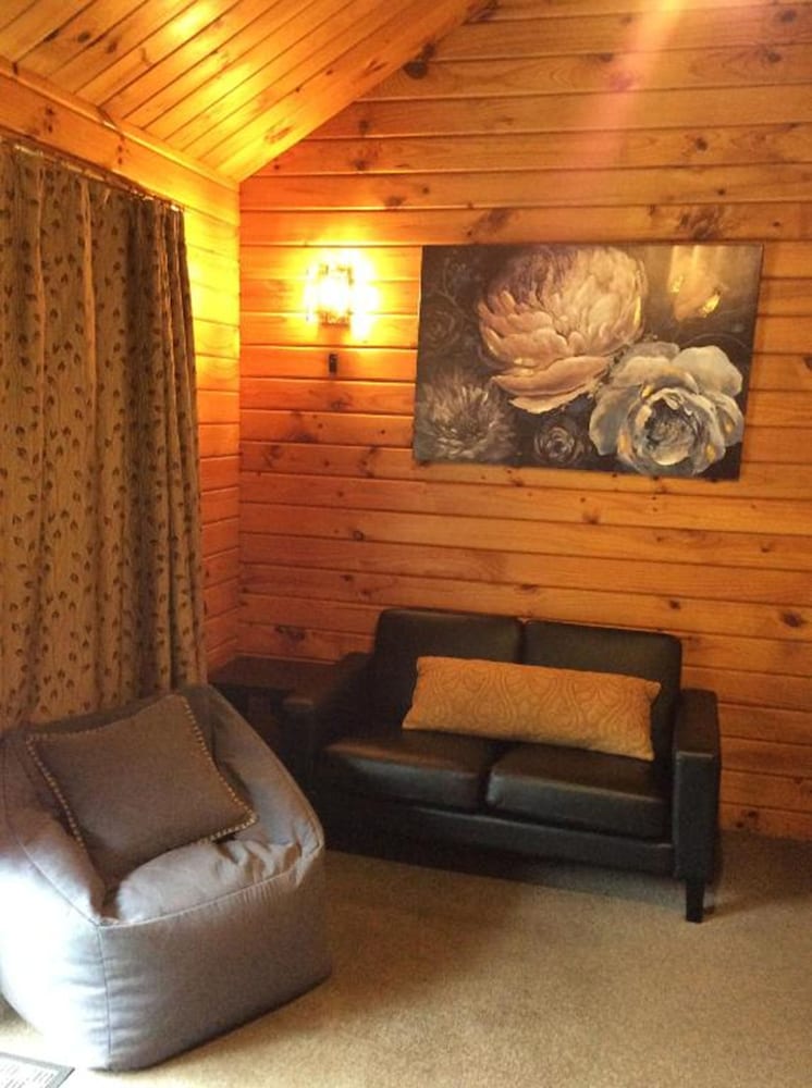 Superior Studio Suite, 1 King Bed, Garden View photo 2