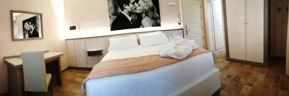 Deluxe Room, 1 Queen Bed photo 1