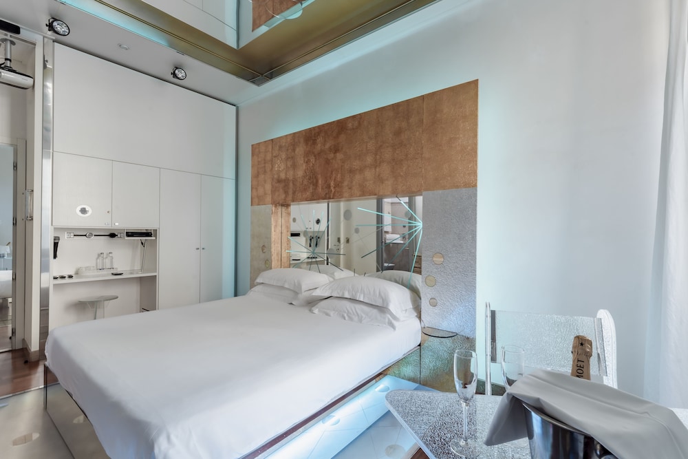 Junior Suite, 1 King Bed, Bathtub, City View thumbnail 5