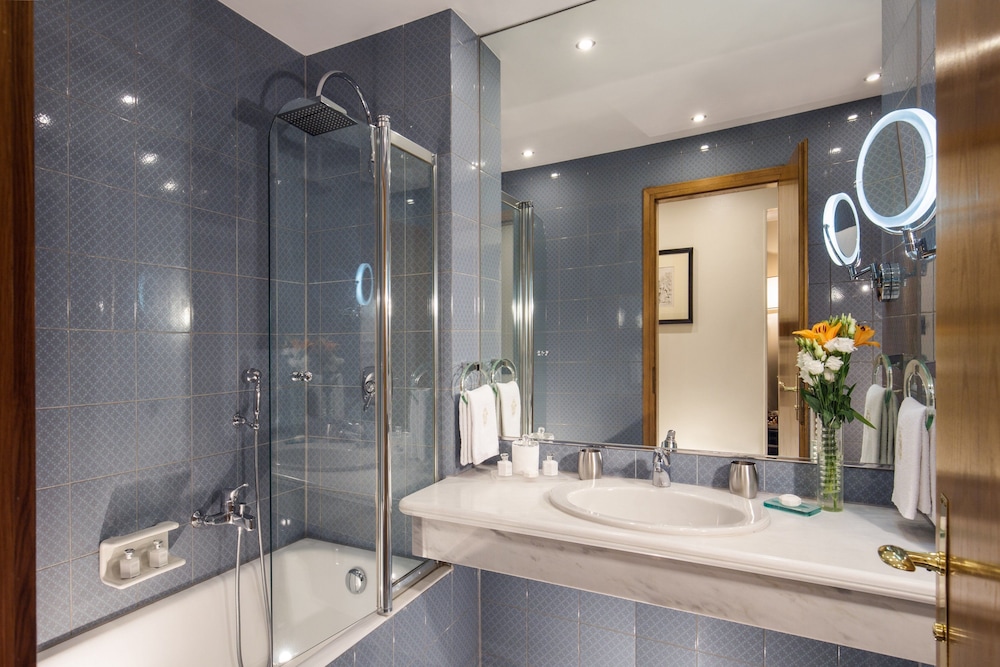 Executive Double Room thumbnail 5