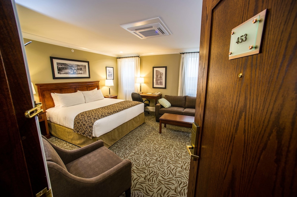 Deluxe Room, 1 King Bed with Sofa bed (Deluxe King Suite)