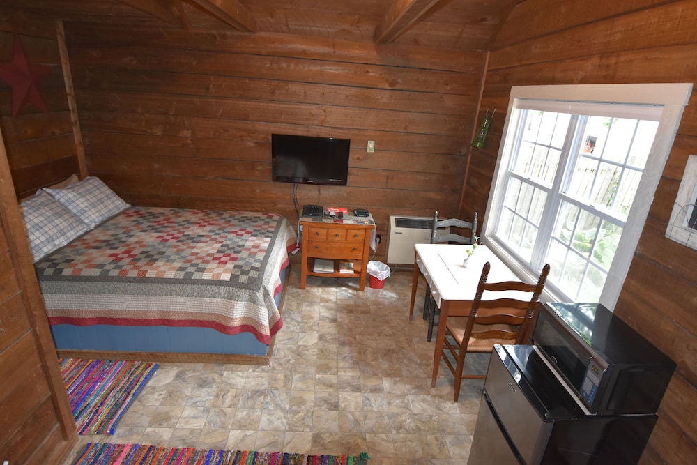 Cabin, 1 Queen Bed, Private Bathroom