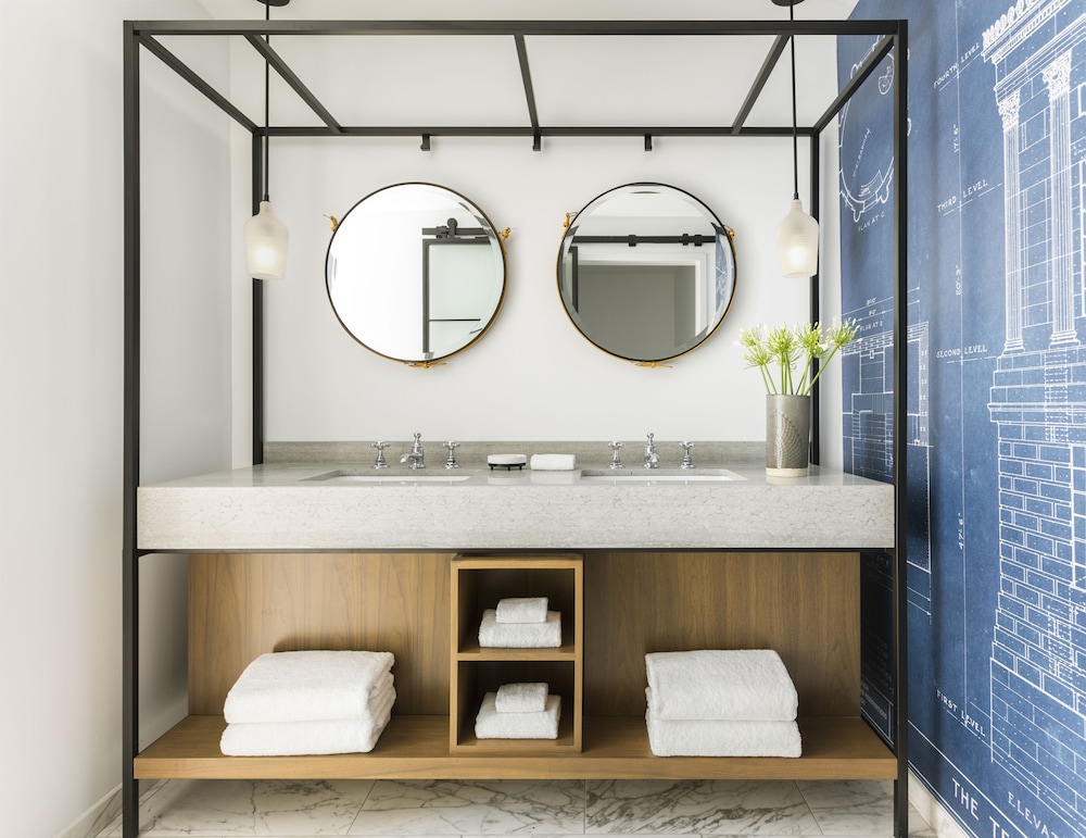 Suite, 1 Bedroom (Walk-In Shower)