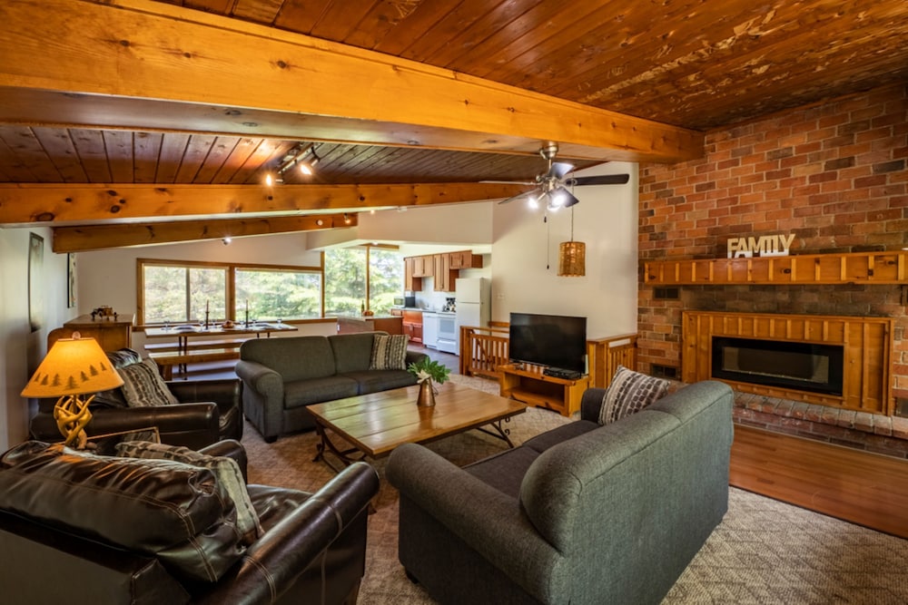 Classic Cottage, 4 Bedrooms, Mountain View photo 1