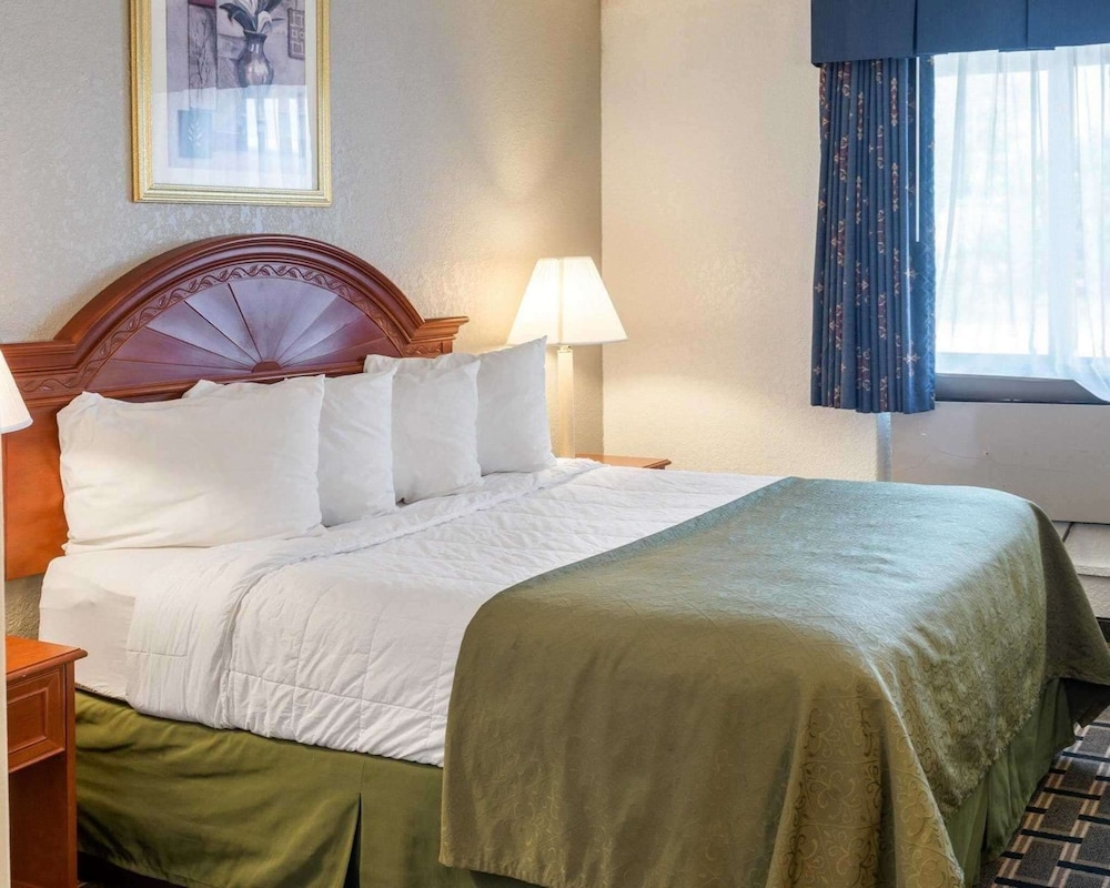 Standard Room, 1 Queen Bed, Non Smoking - Photo 3
