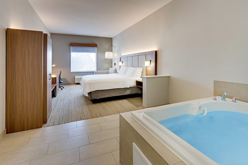 Standard Room, 1 King Bed, Jetted Tub photo 2