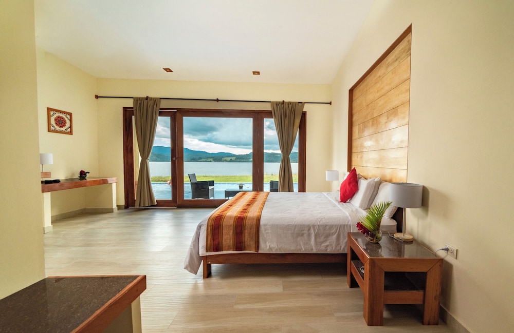 Suite, Lake View photo 1