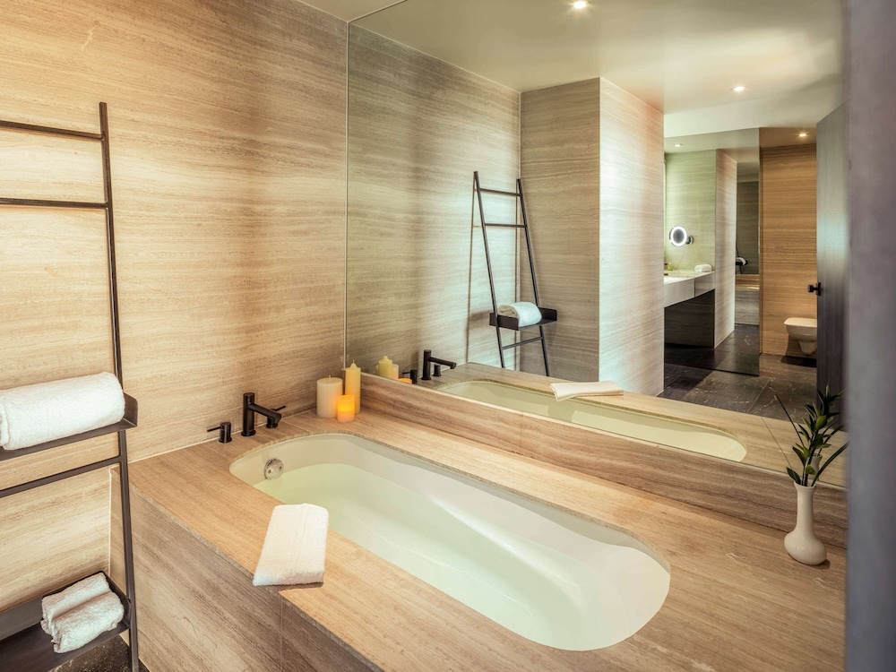 Suite, 1 King Bed (Master) - Photo 8