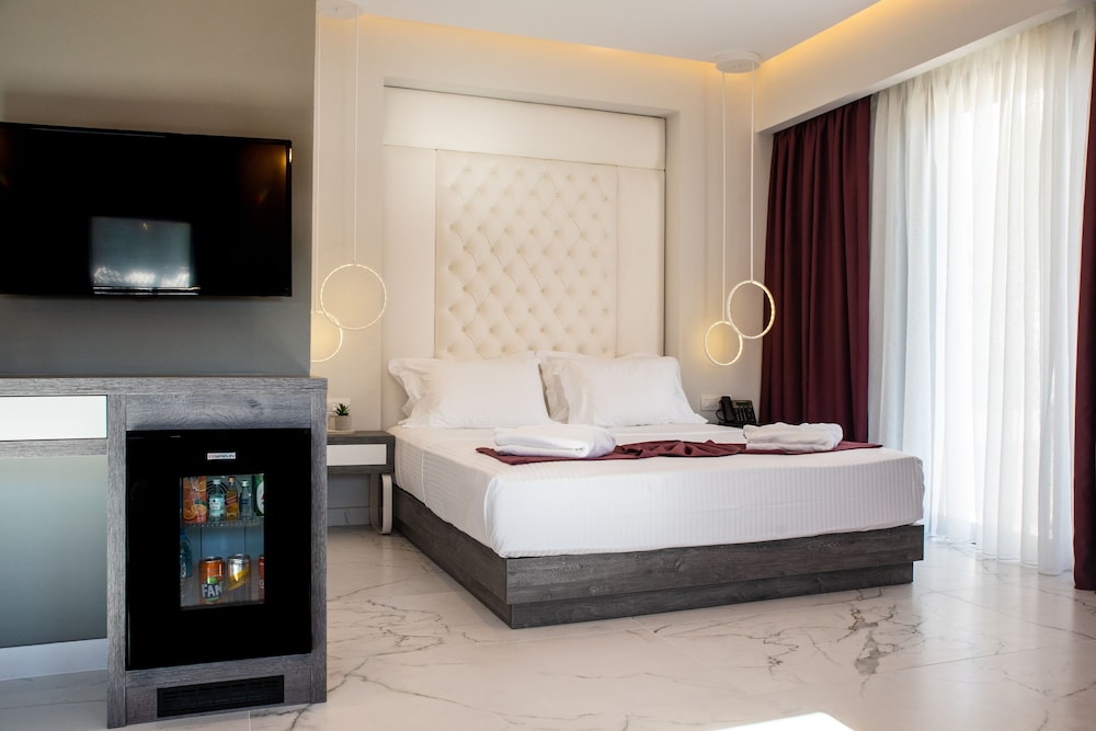 Deluxe Studio Suite, Multiple Beds photo 2
