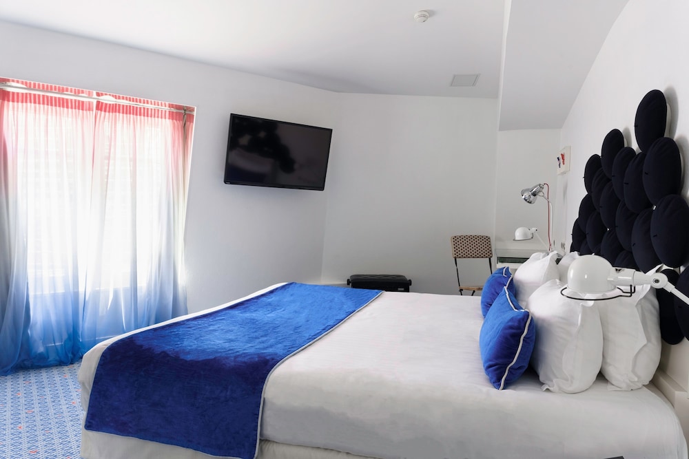 Family Room, 2 Bedrooms, includes soft minibar, courtesy tray, digital press photo 1