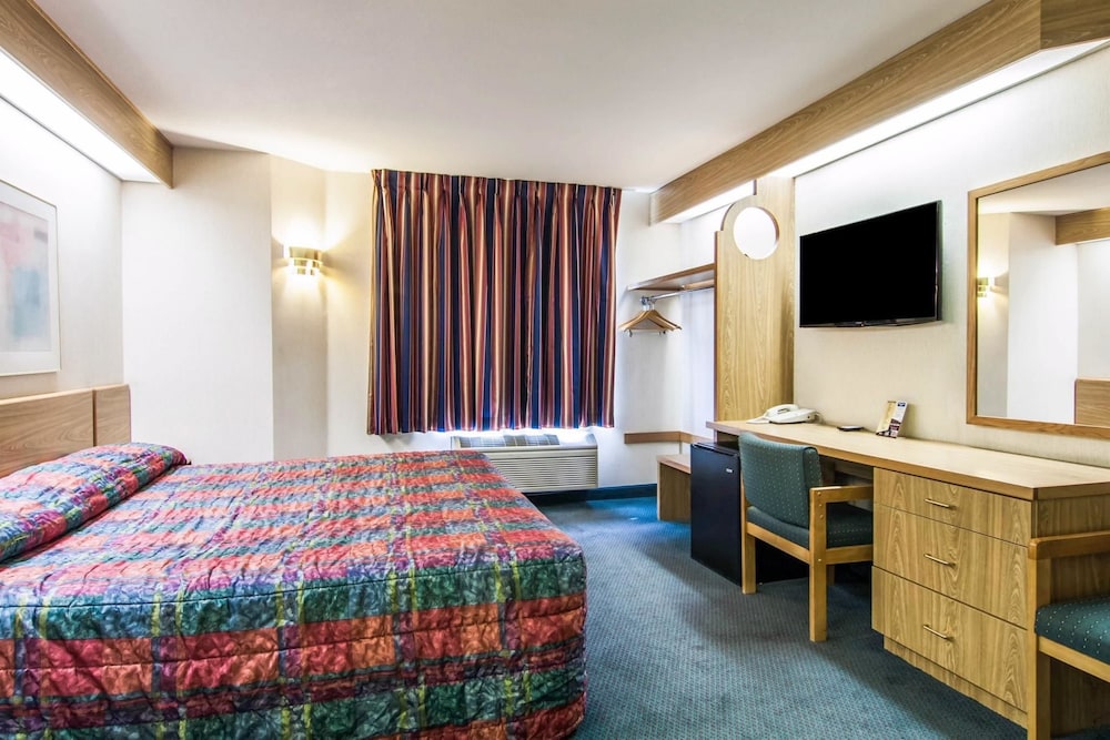 Standard Room, 1 King Bed, Non Smoking - Photo 5
