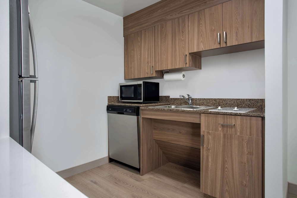 Suite, Accessible, Non Smoking - Photo 5