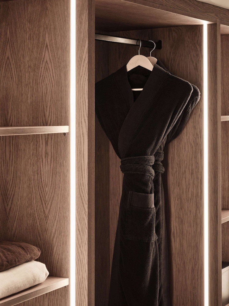 Elegant Suite with Hot tub - Photo 4